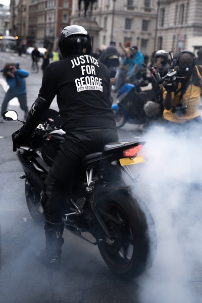 黑色和白色摩托车穿着西服的男人骑着黑色的运动自行车
